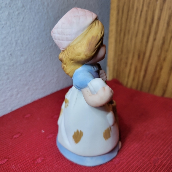 Vtg Figurine Statue Girl Broom Shoe Blonde Hair Dress Cleaning Up Mess Porcelain - Picture 4 of 5